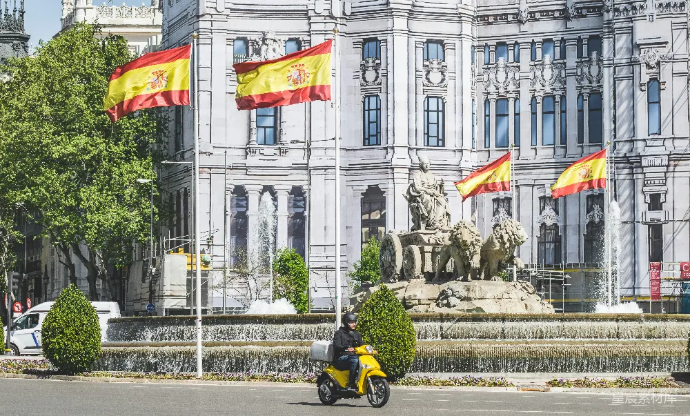 高清摄影 西班牙 城市 建筑 旅游 户外 西班牙广场上的西班牙国旗
