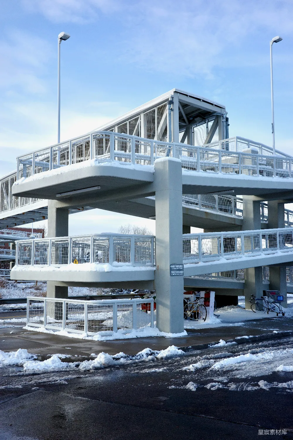 高清摄影 行人天桥 冬日 雪景 城市景观 现代建筑 冬日雪景下的行人天桥