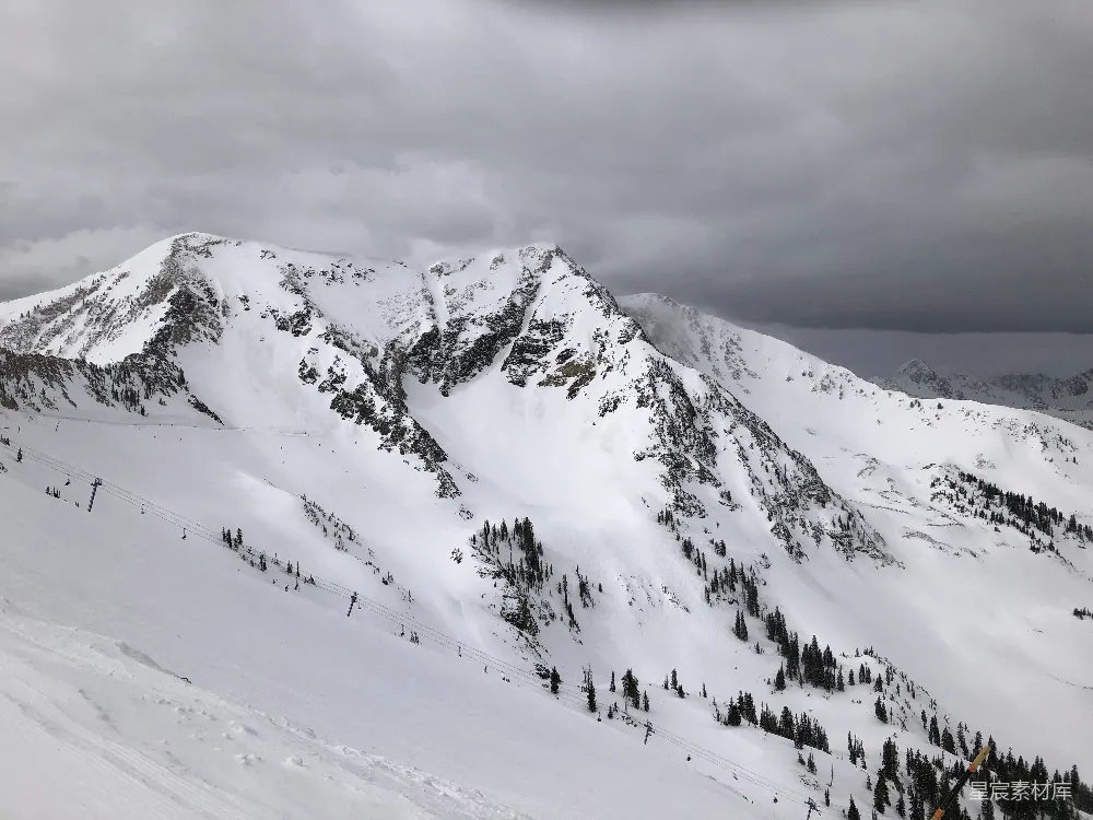 高清摄影 雪山 滑雪缆车 冬季 自然风光 户外 雪山缆车下的冬季奇景