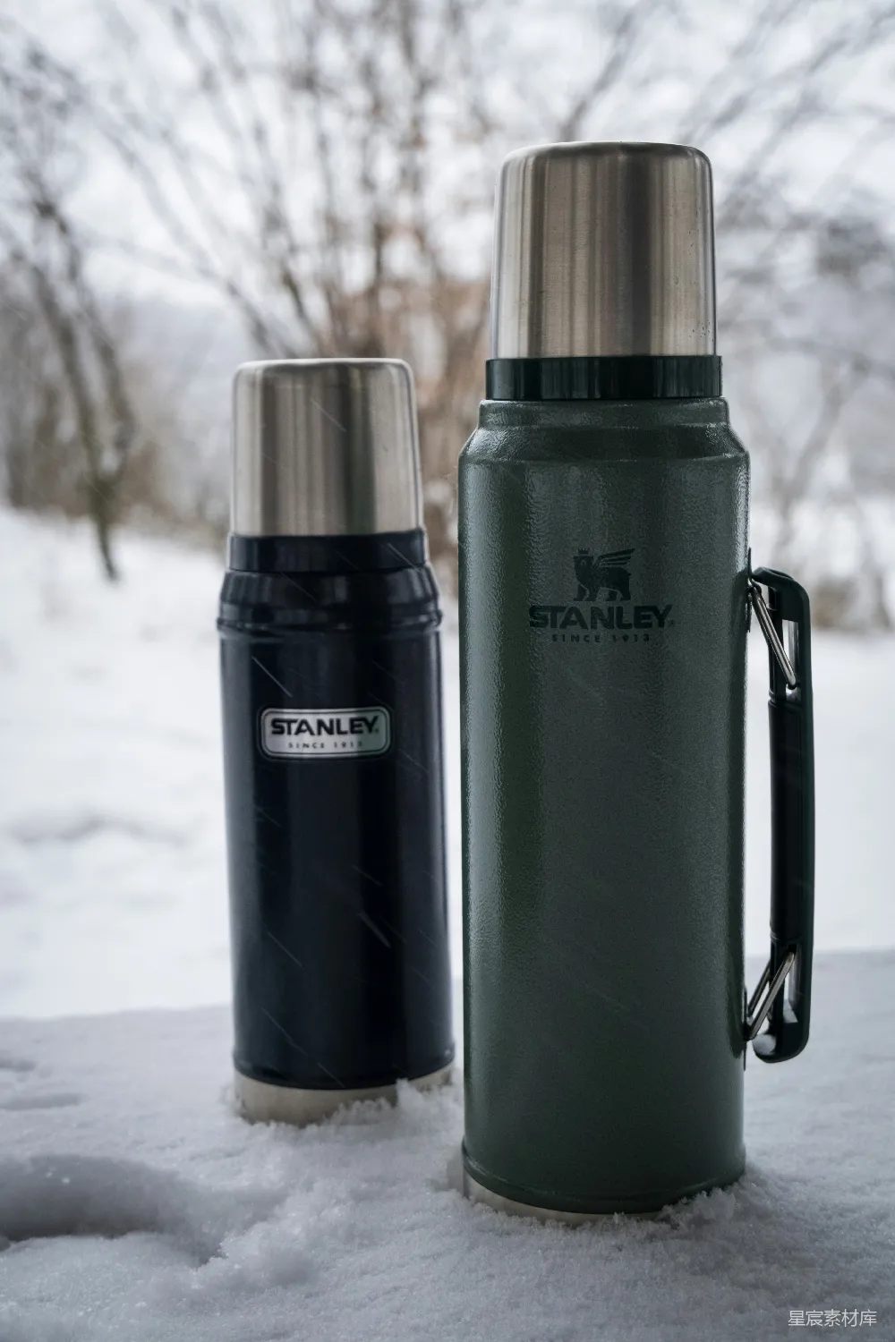 高清摄影 Stanley保温壶 冬季户外 保温杯 户外用品 雪景 雪地中的Stanley保温壶