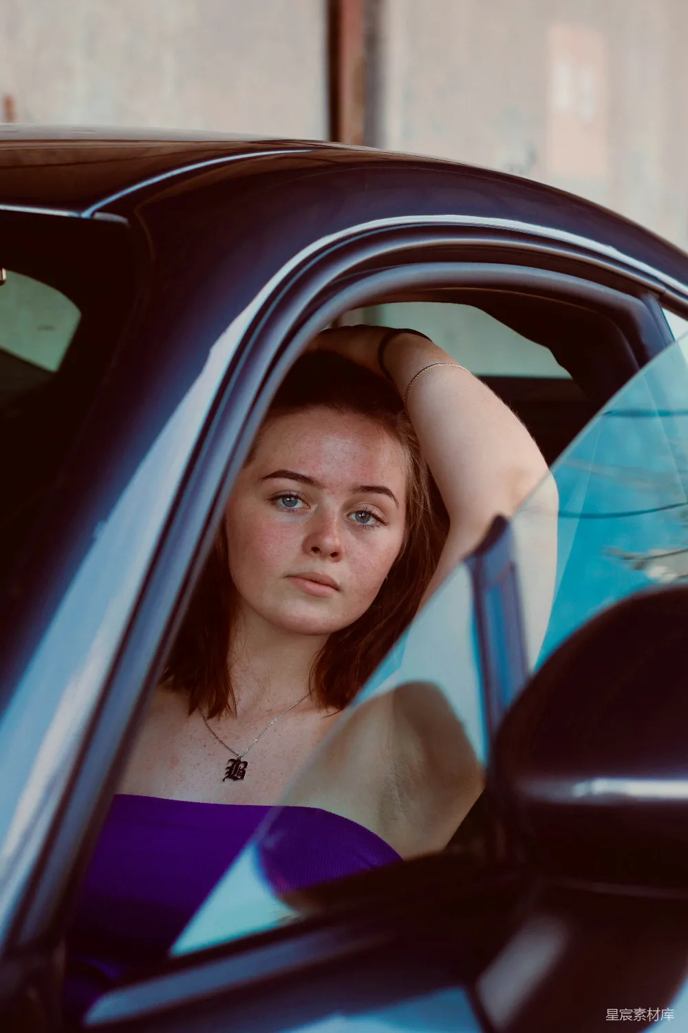 高清摄影 时尚 复古 人物写真 汽车 情感 车内沉思的年轻女子