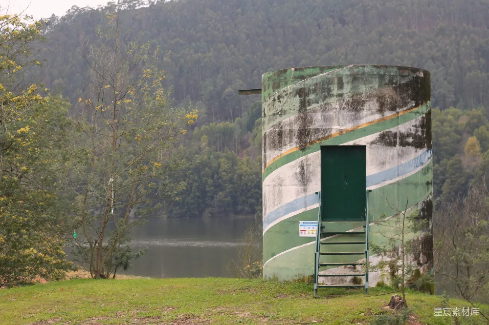 高清摄影 废弃 储水塔 自然 乡村 废弃建筑 湖边的废弃储水塔