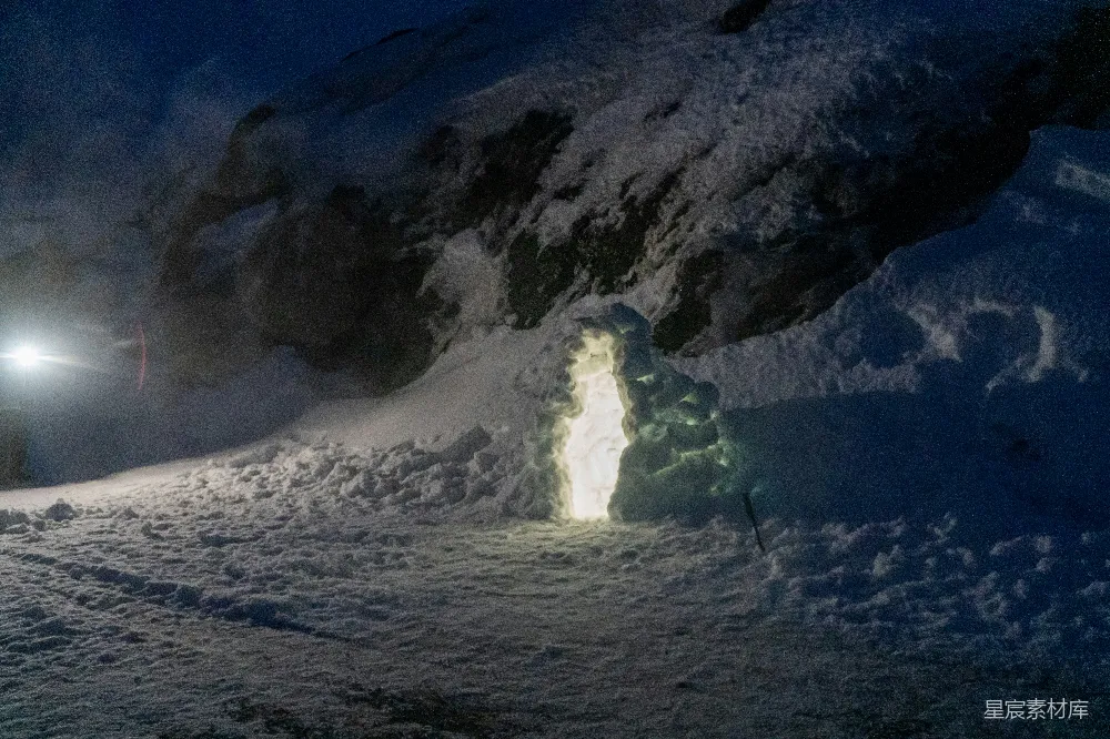 高清摄影 雪地 洞穴 夜晚 自然美景 探险 雪地中的神秘洞穴