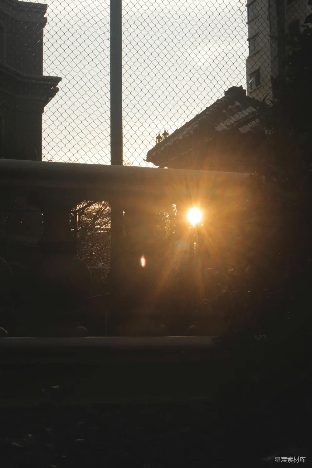 高清摄影 夕阳 铁丝网 建筑 光晕 静谧 夕阳透过铁丝网