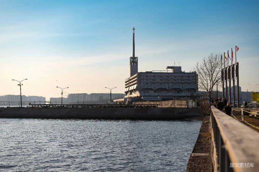 高清摄影 城市景观 建筑 河流 户外 晴朗天气 城市河边的建筑景观