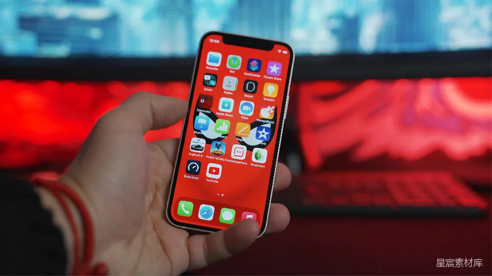 高清摄影 手机 科技 产品展示 现代感 科技生活 手持iPhone 12 Pro Max展示
