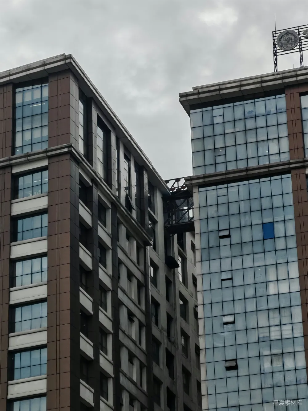 高清摄影 建筑 现代风格 城市景观 阴天 商务 现代建筑与阴云