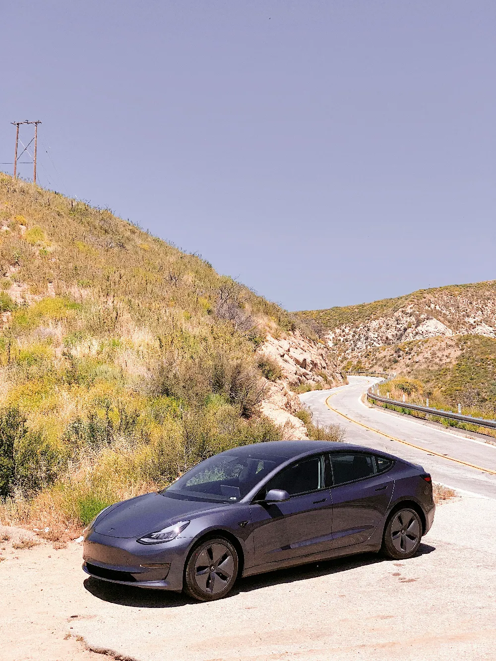 高清摄影 特斯拉 电动车 自然 风景 旅行 特斯拉Model 3在山路上的风景