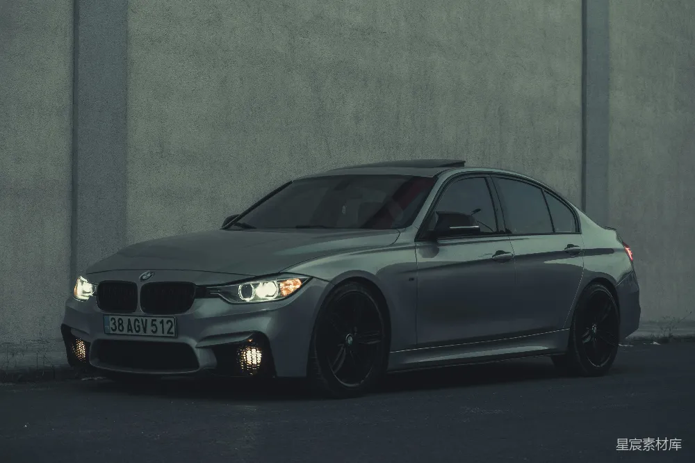 高清摄影 汽车 BMW 灰色 现代 城市 灰色BMW轿车停在灰色墙壁前