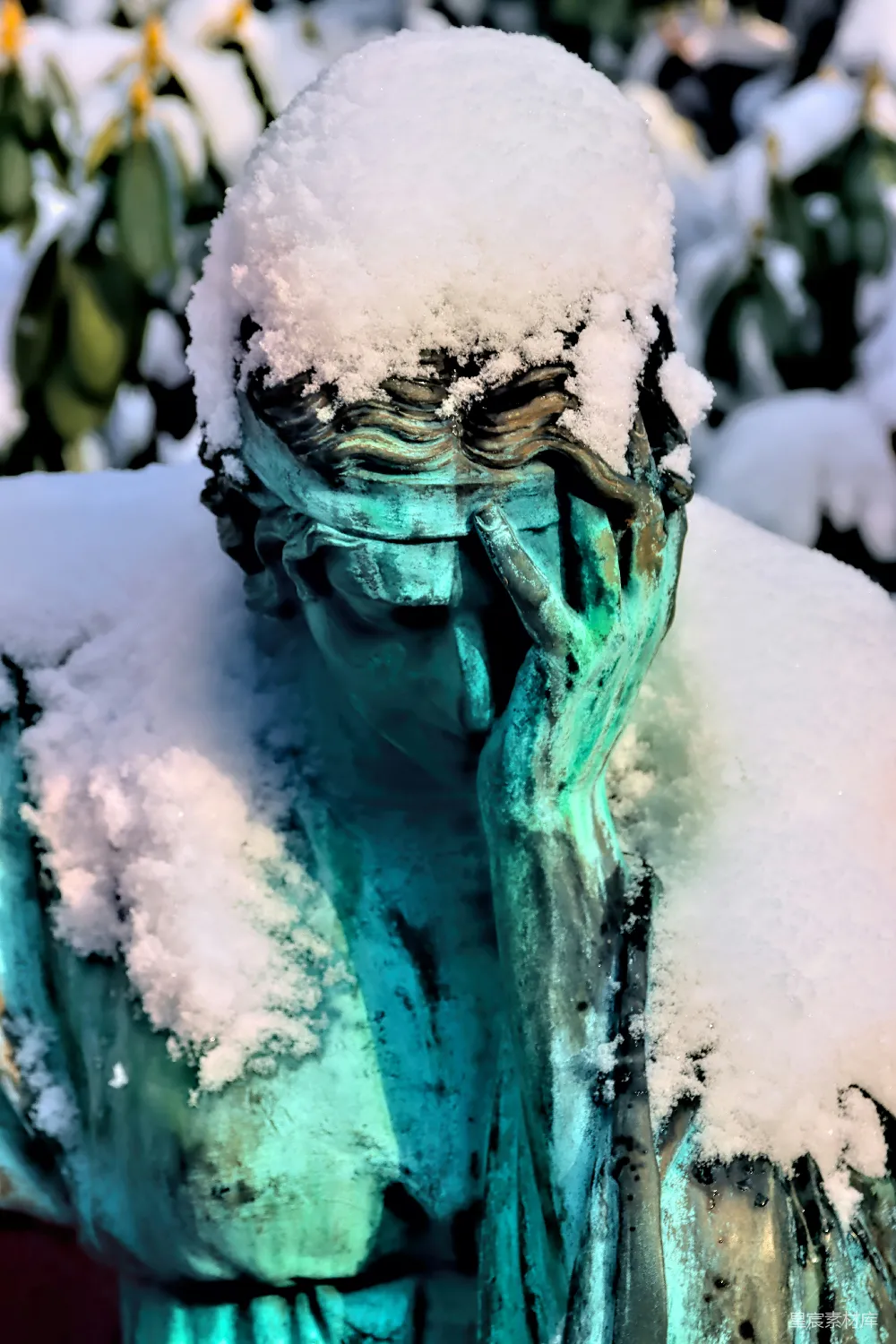 高清摄影 雕像 雪景 艺术 冬季 沉思 雪中沉思的雕像