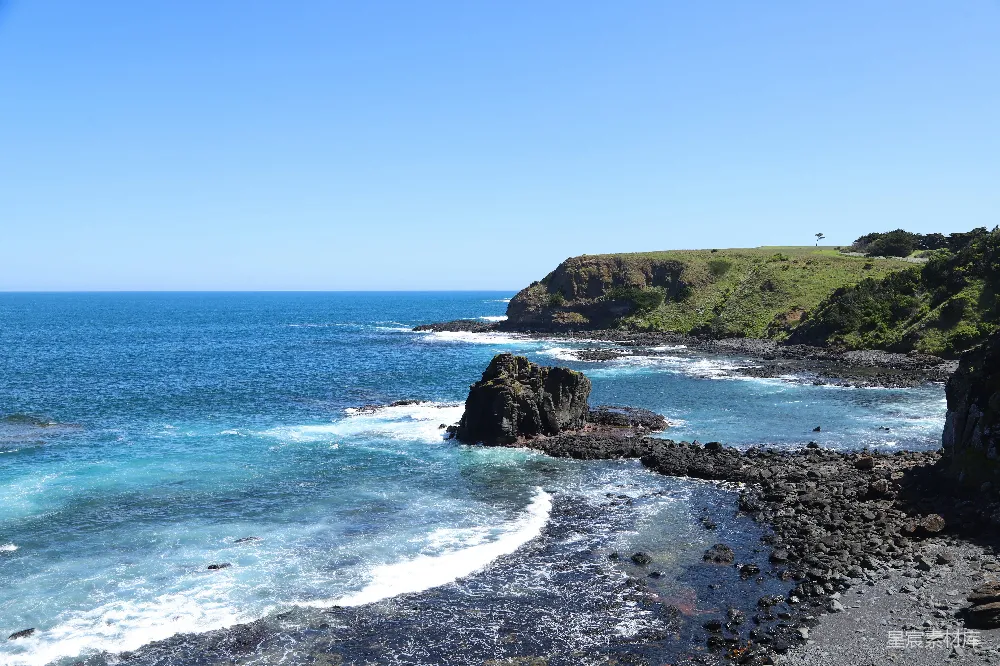 高清摄影 海岸线 自然风光 岩石 海洋 夏日 海岸边的岩石与海洋