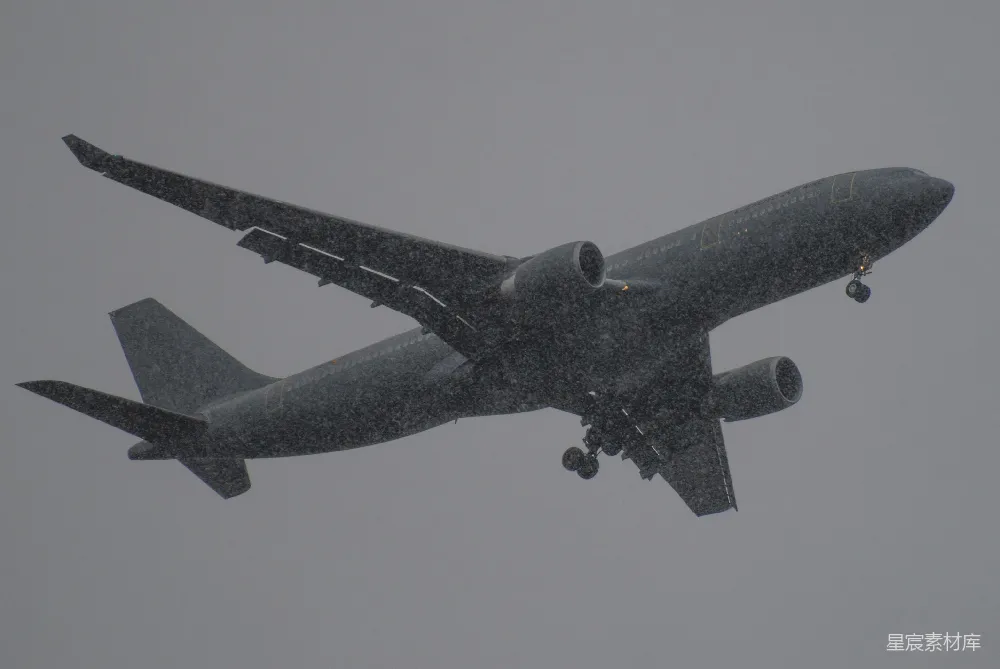 高清摄影 飞机 雪景 航空 冬季 飞行 雪中飞行的飞机
