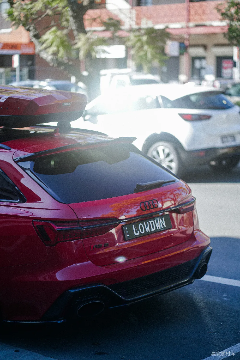 高清摄影 汽车 城市 街景 红色 奥迪 城市街景中的红色奥迪RS6
