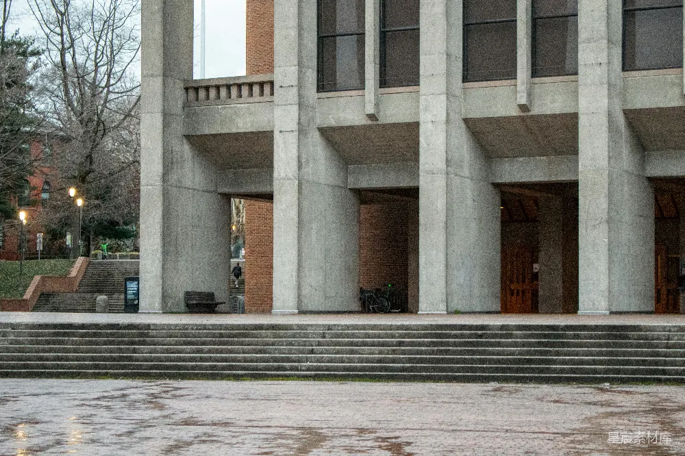 高清摄影 校园 雨后 建筑 空旷 静谧 雨后校园的静谧角落