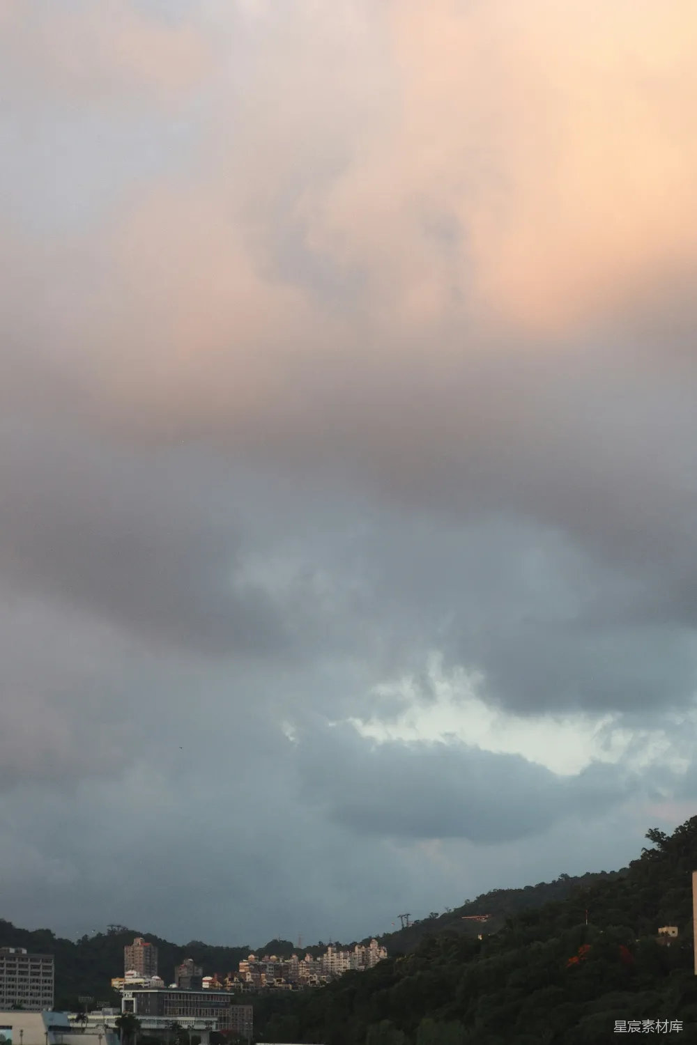 高清摄影 城市 自然 天空 傍晚 建筑 夕阳下的城市与云海