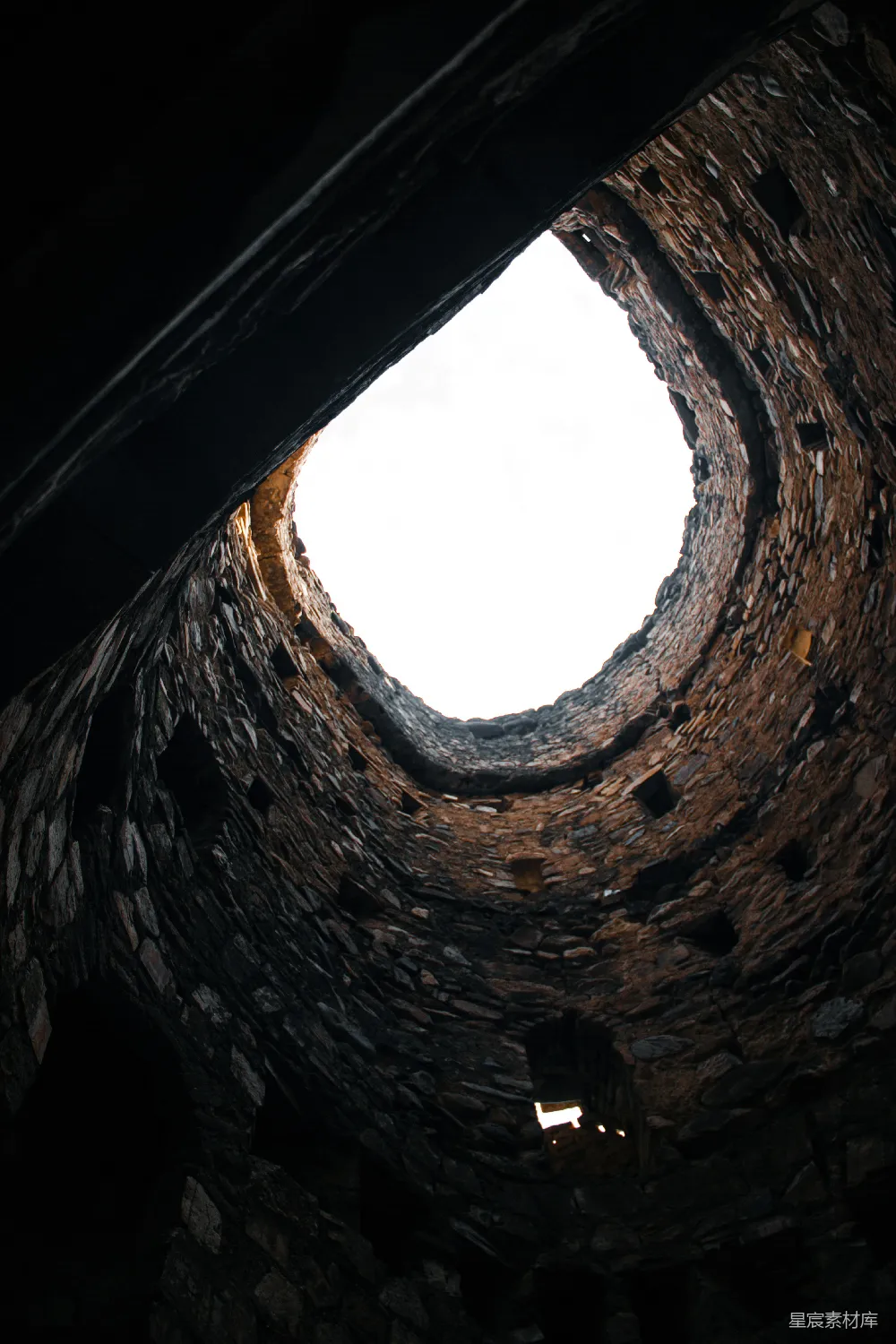 高清摄影 石塔 天空 历史 建筑 废墟 古老石塔的天空