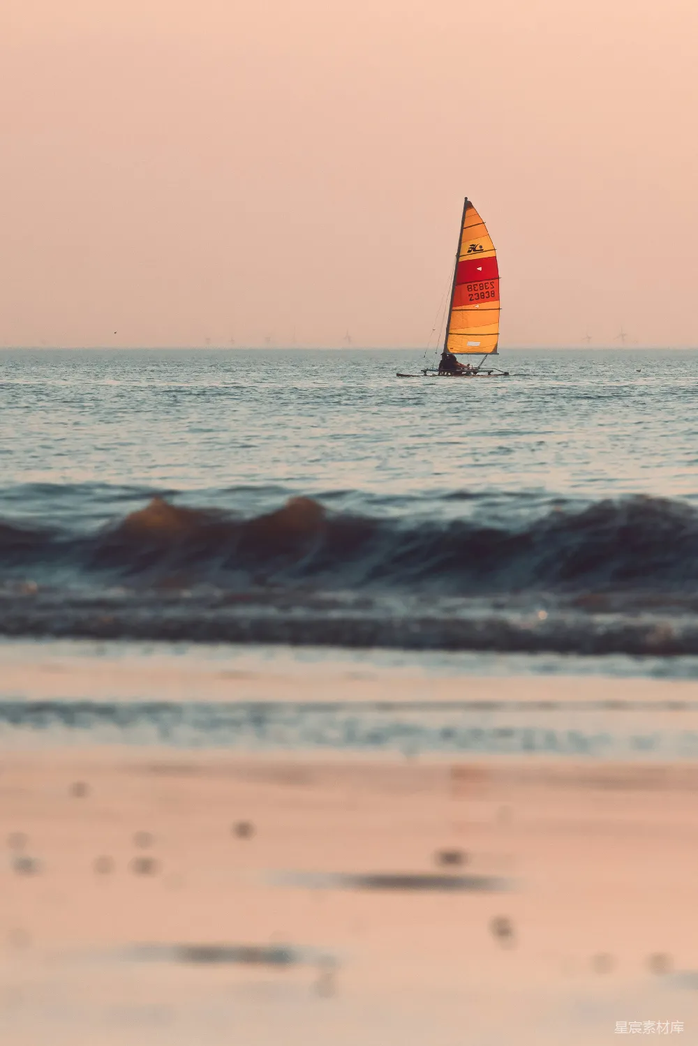 高清摄影 帆船 日落 海滩 休闲 自然 夕阳下的帆船
