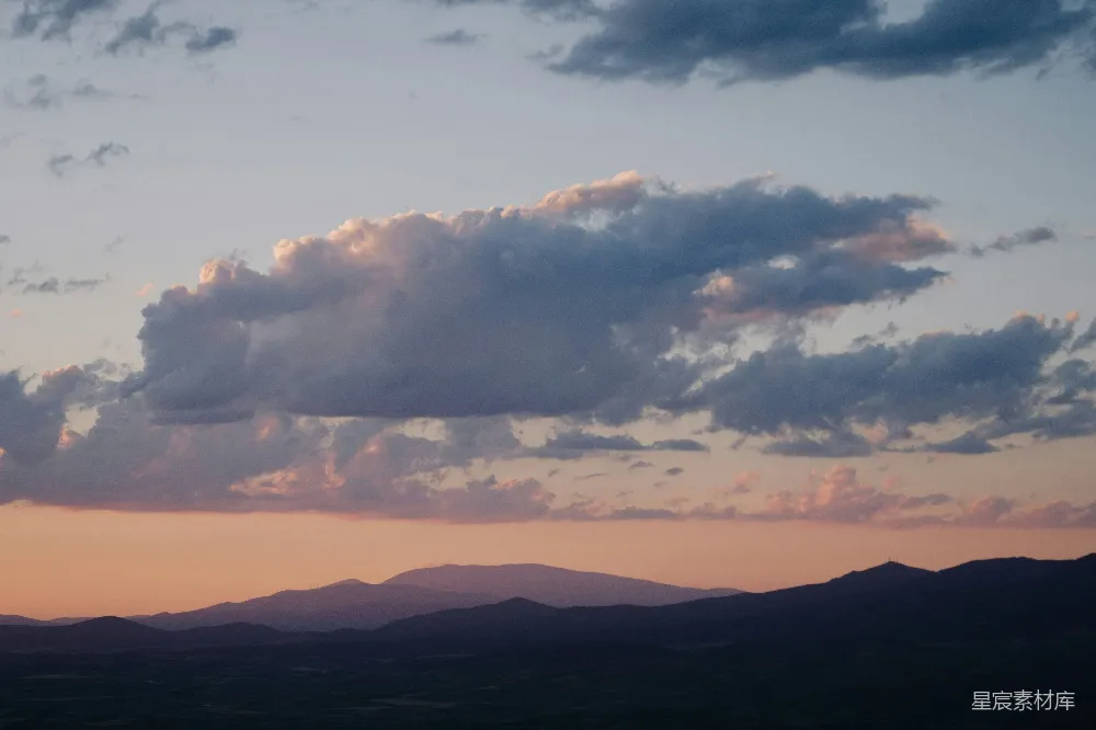 高清摄影 夕阳 山脉 云层 自然风光 宁静 夕阳下的山脉与云层