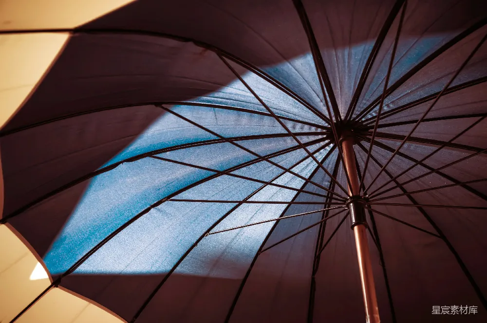 高清摄影 雨伞 光影 艺术 抽象 自然 雨中的伞影