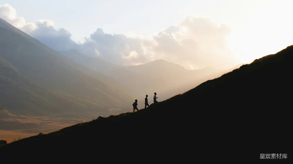 高清摄影 登山者 山景 日落 户外活动 自然 登山者在山间小道上