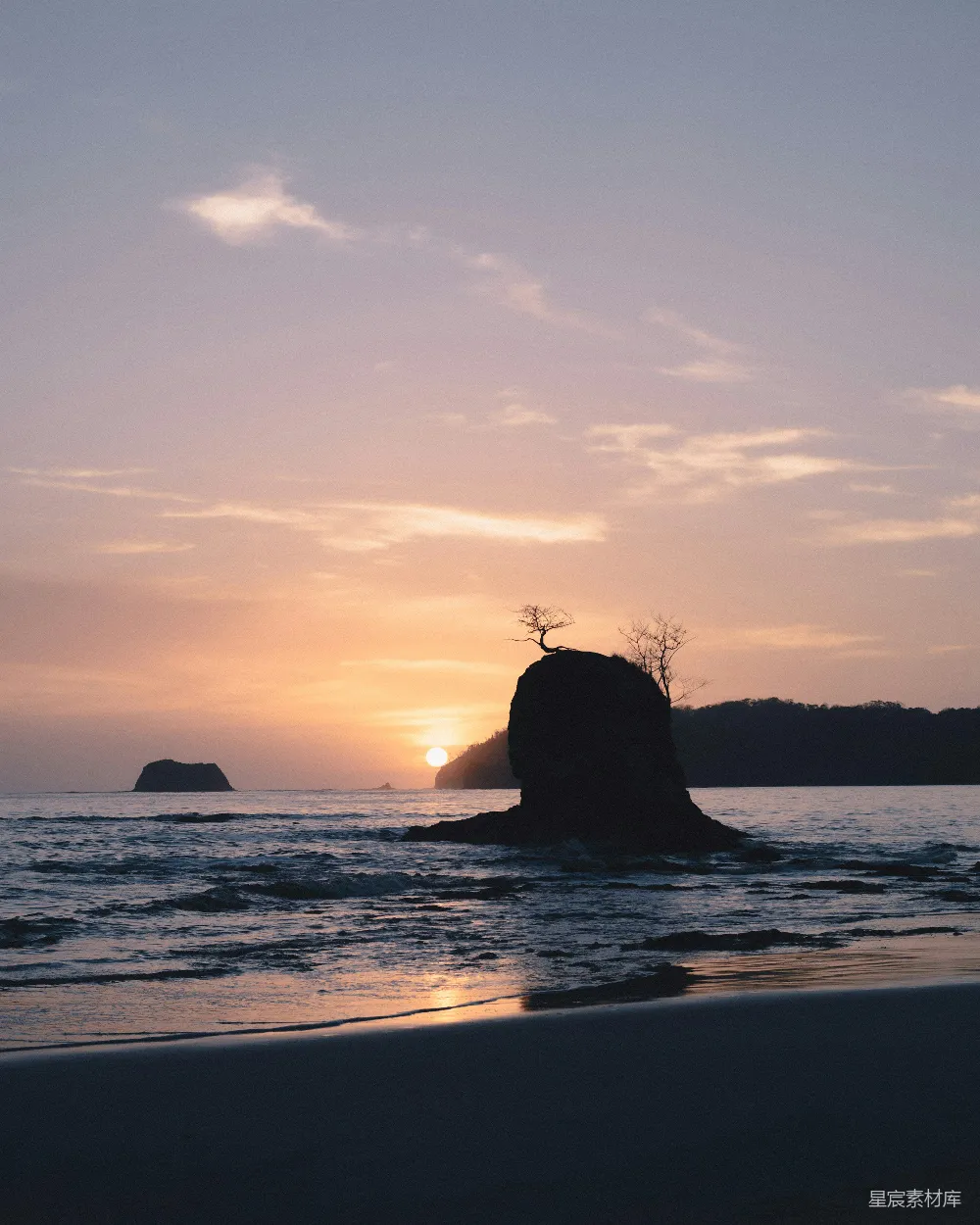 高清摄影 日落 海边 孤石 自然美景 宁静 日落时分的海边孤石