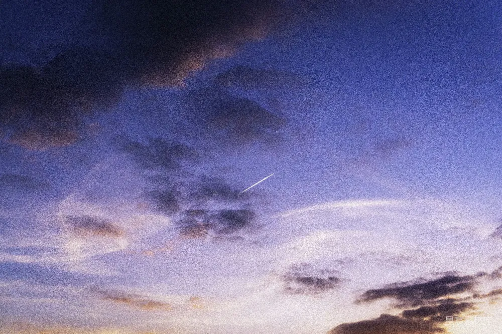 高清摄影 夜空 流星 云层 宁静 自然 流星划过夜空