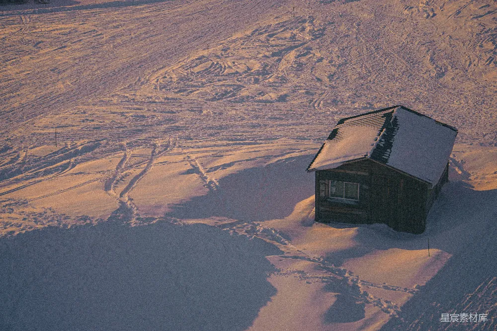 高清摄影 雪地 小屋 宁静 冬日 自然 雪中的小屋