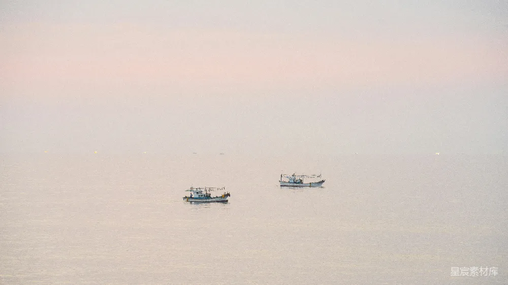 高清摄影 渔船 宁静 海景 日落 自然 静谧海面上的渔船