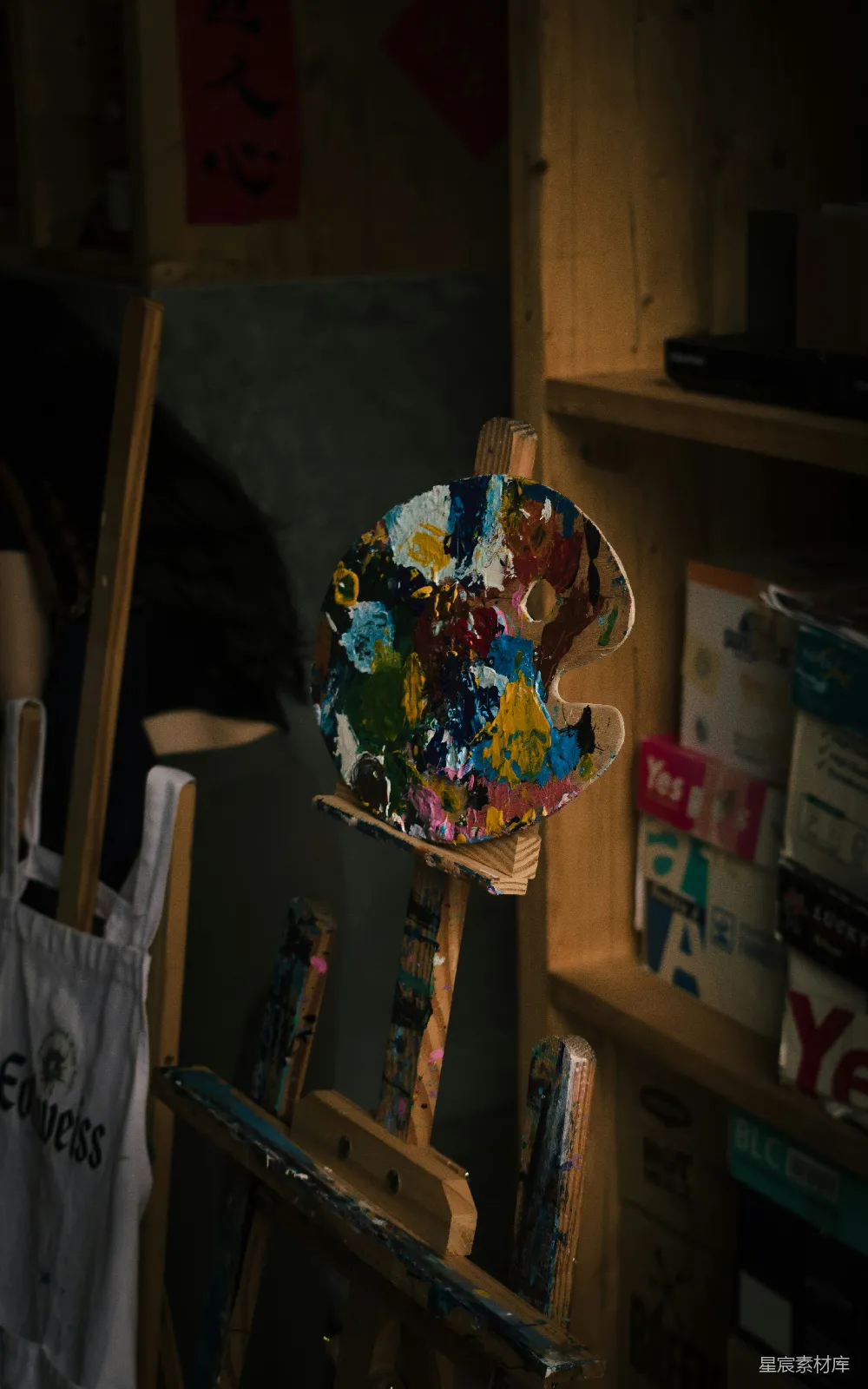 高清摄影 画架 调色板 艺术 工作室 创作 艺术家的工作室一角