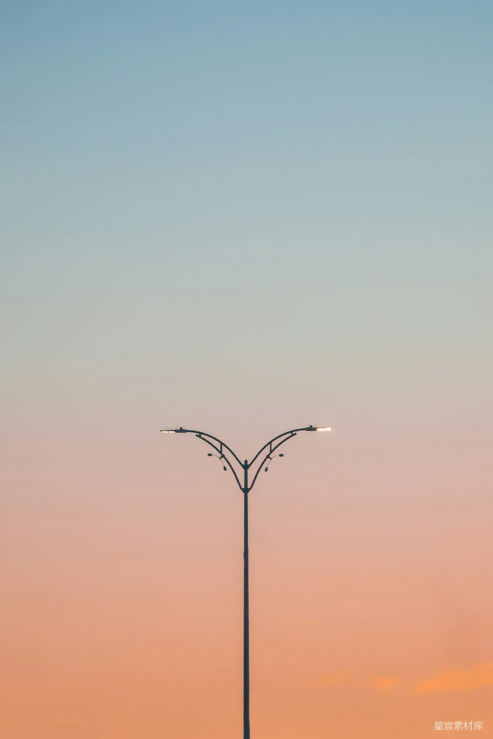 高清摄影 城市 日落 照明 宁静 简约 夕阳下的路灯剪影