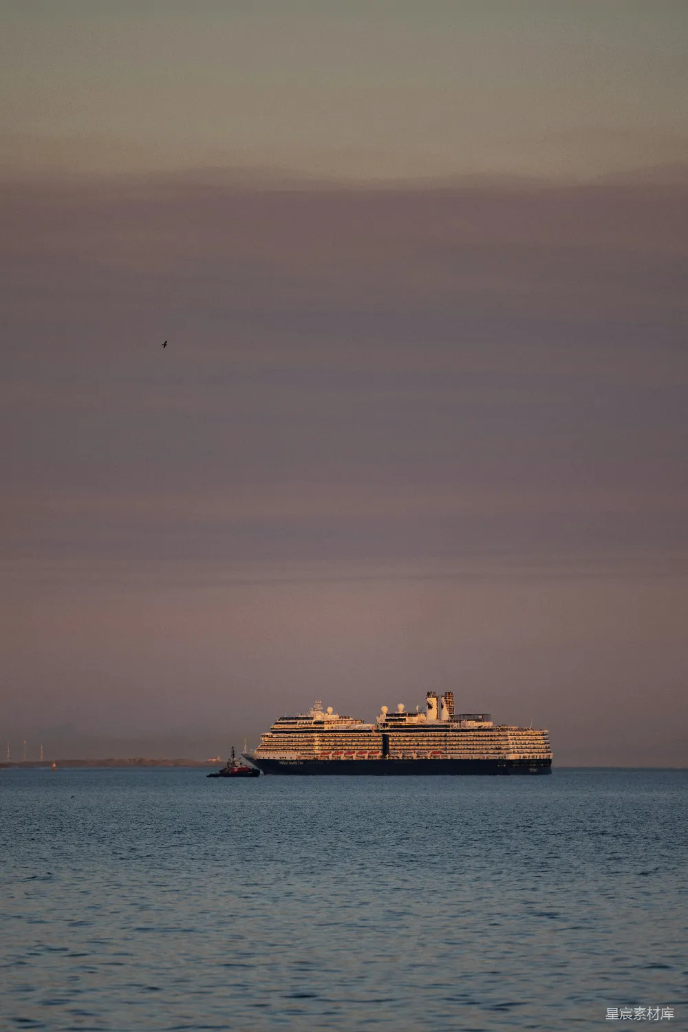 高清摄影 游轮 黄昏 海洋 旅游 风景 黄昏中的游轮