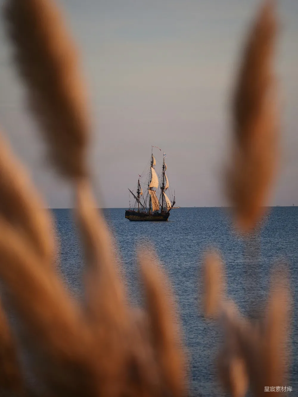 高清摄影 帆船 海洋 日落 风景 旅行 远海的帆船