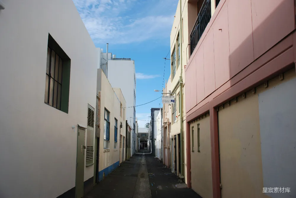 高清摄影 小巷 工业区 建筑 城市景观 阴天 狭窄的工业区小巷