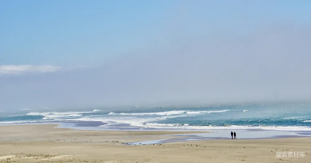 高清摄影 海滩 宁静 自然 户外 风景 海边散步的宁静时光