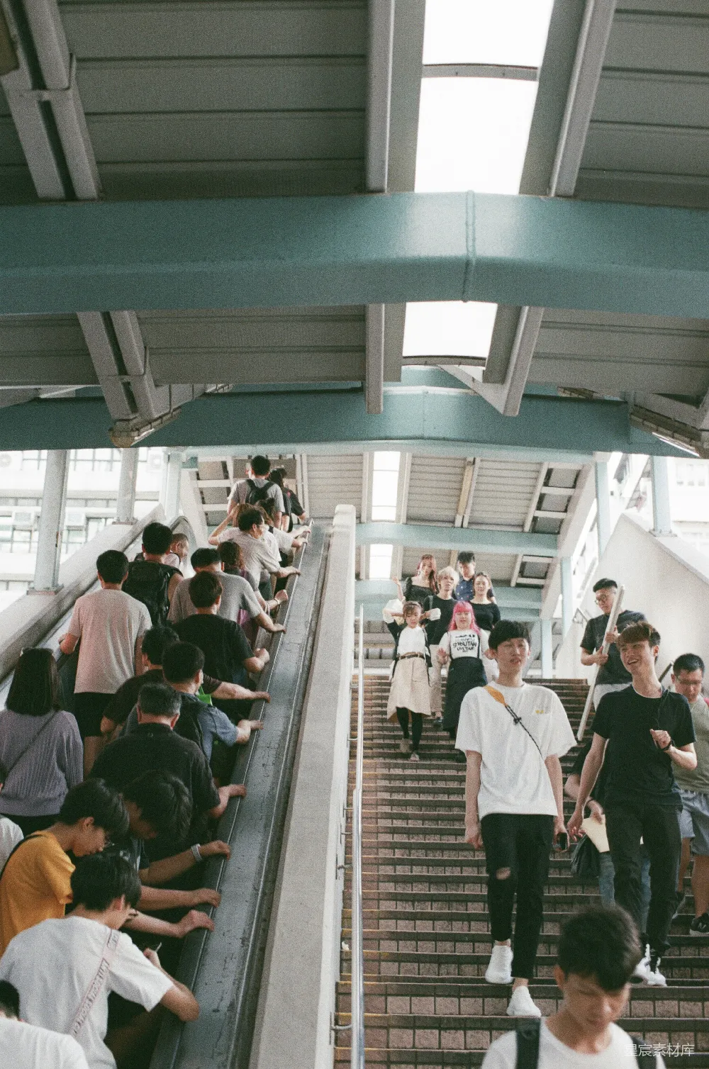 高清摄影 城市生活 日常场景 楼梯 人群 现代都市 穿梭于楼梯间的日常