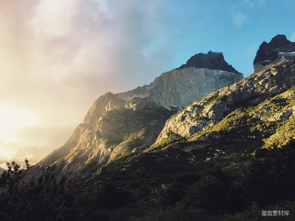 高清摄影 山峰 自然风光 日落 户外 山脉 阳光下的山峰