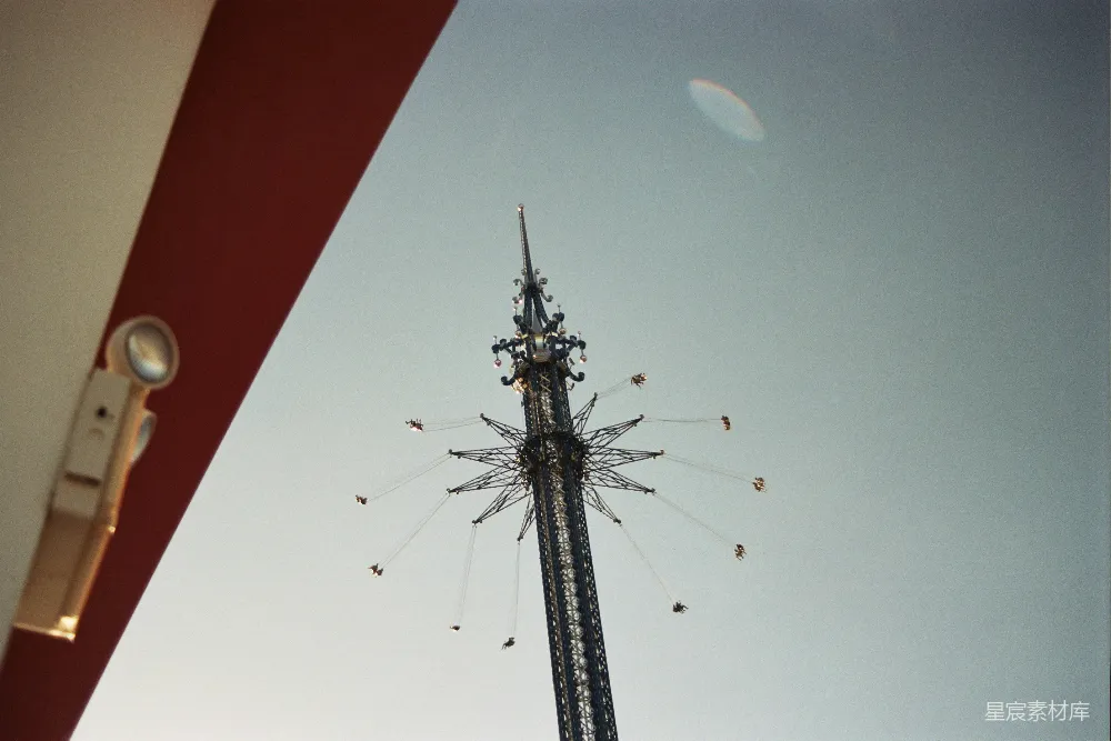 高清摄影 摩天轮 游乐设施 户外活动 娱乐 城市景观 摩天轮上的空中漫步
