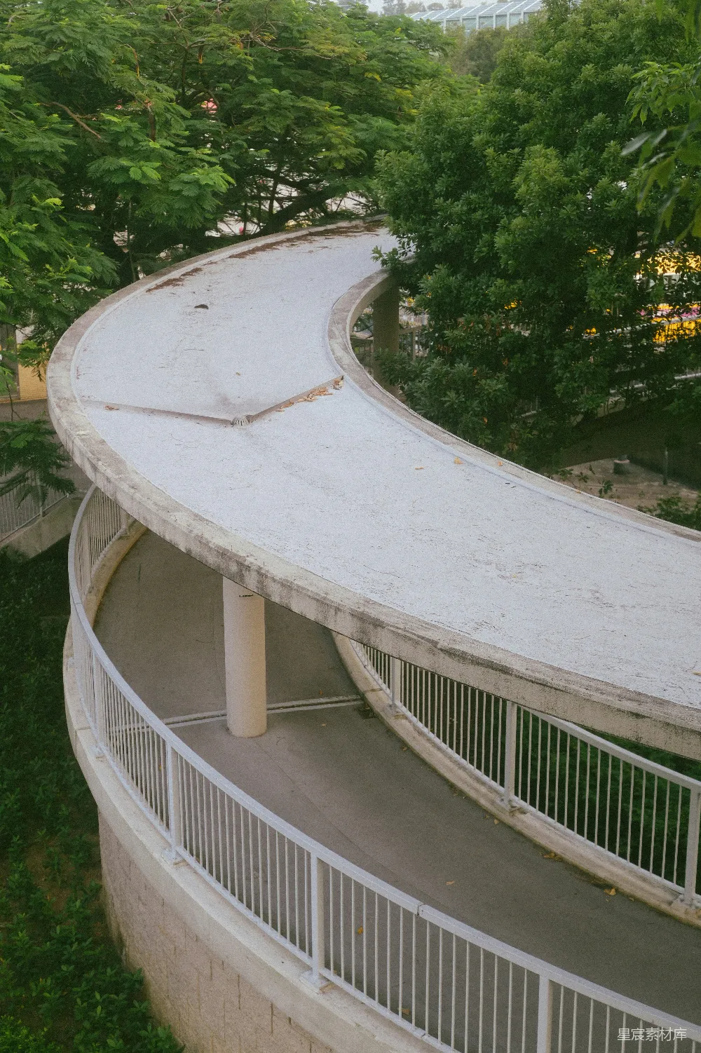 高清摄影 桥梁 自然 城市 风景 户外 蜿蜒的桥上小道