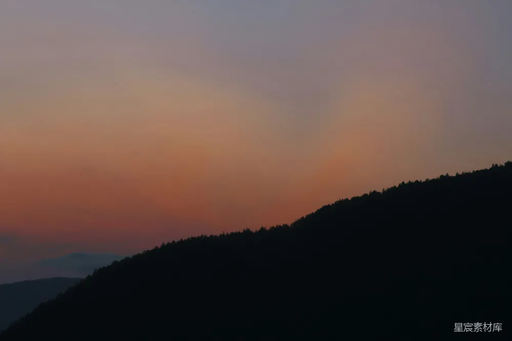高清摄影 夕阳 山影 宁静 自然 日落 夕阳下的山影