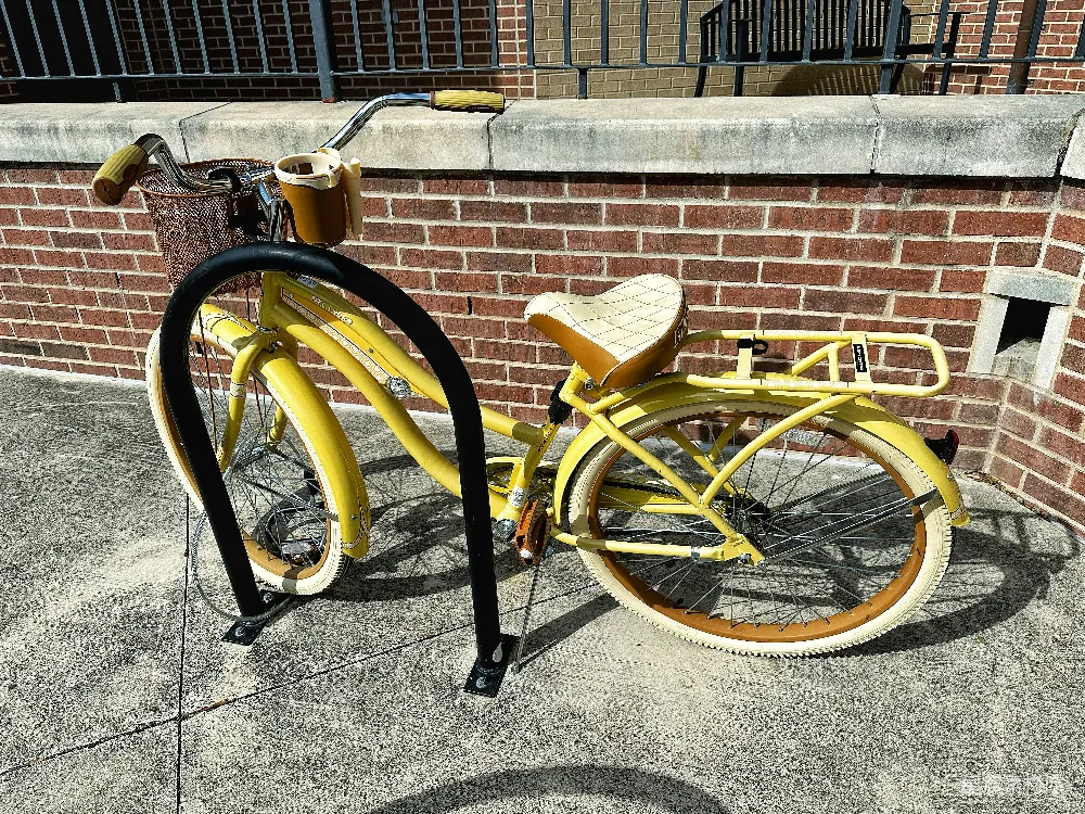 高清摄影 自行车 复古 黄色 户外 城市 阳光下的复古黄色自行车