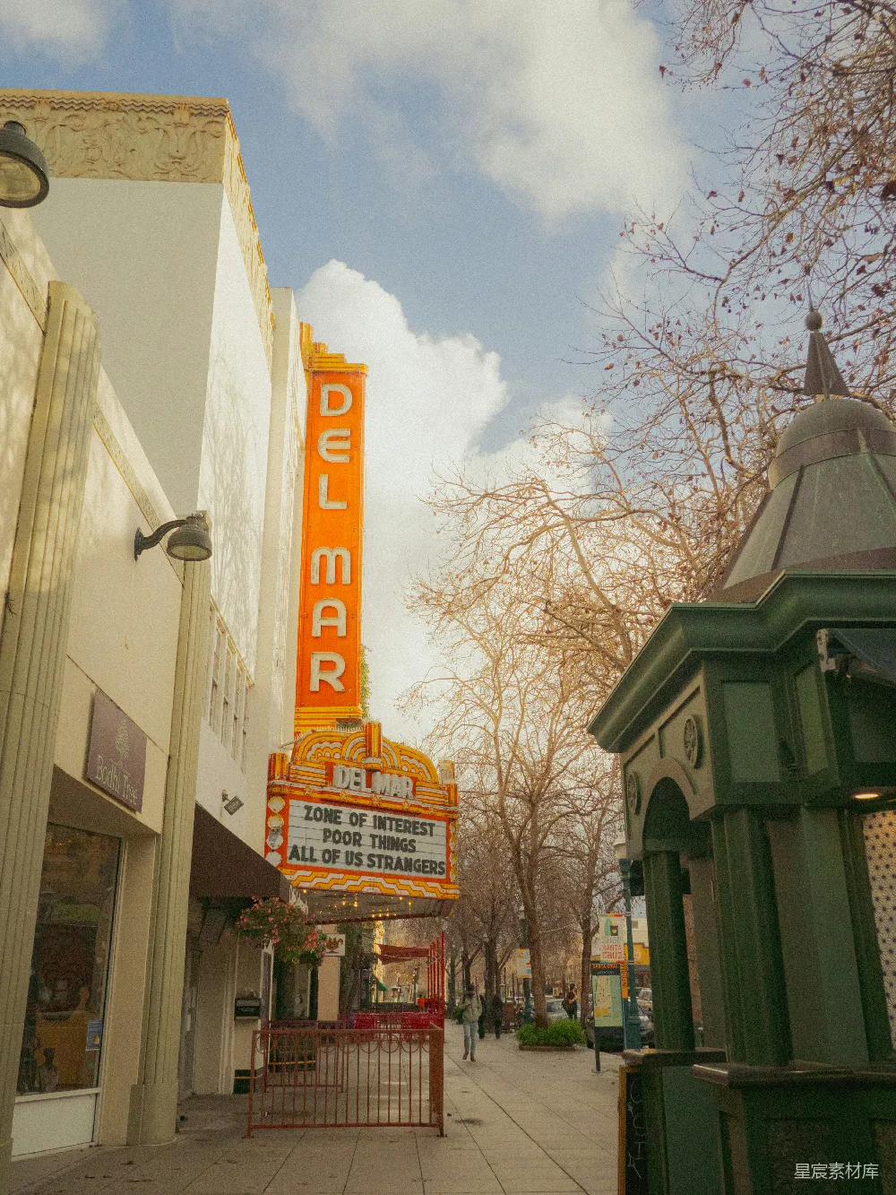 高清摄影 Del Mar Theatre 复古建筑 城市街道 秋季景色 娱乐场所 Del Mar Theatre的秋日街头