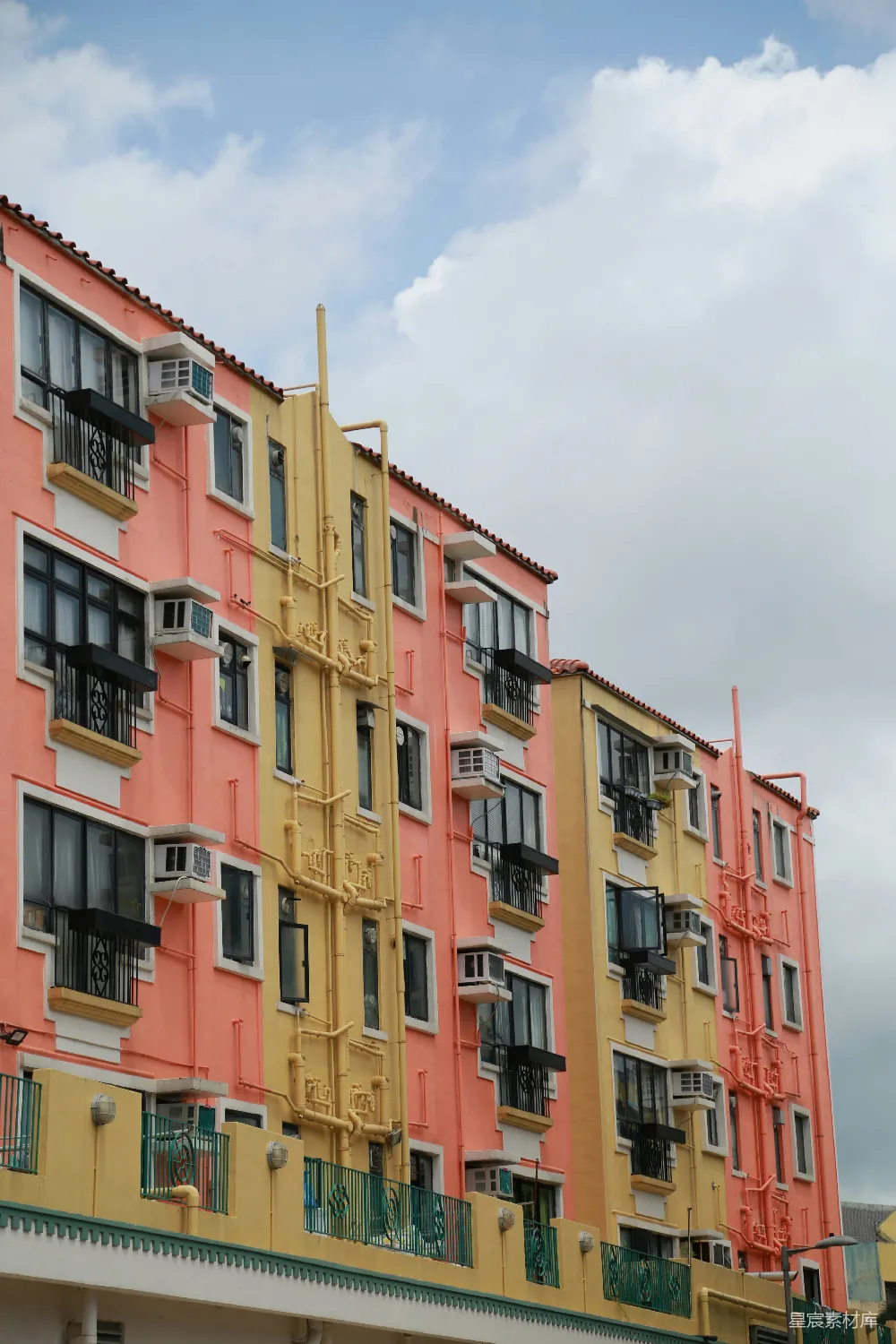 高清摄影 建筑 城市 住宅 五层 粉黄 粉黄相间的五层建筑