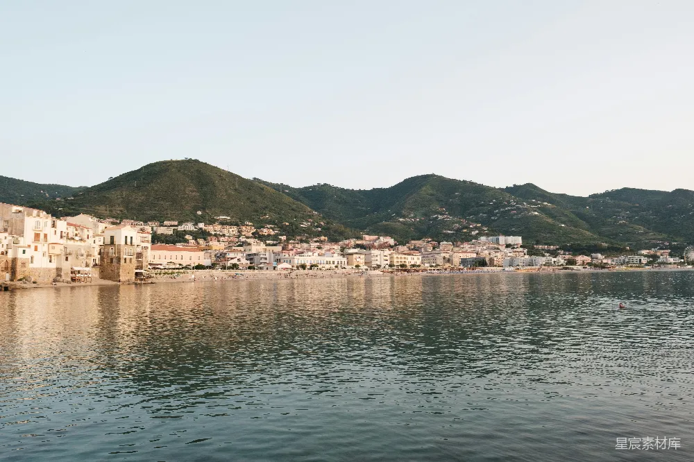 高清摄影 海滩 山景 度假 小镇 自然 海边小镇的宁静时光