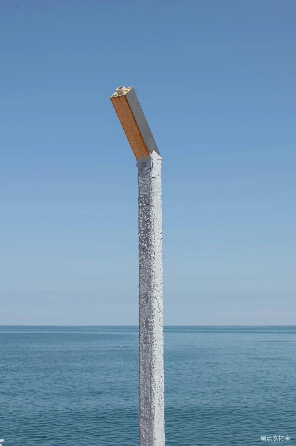 高清摄影 灯柱 海边 蓝色天空 简单风格 户外场景 海边的白色灯柱