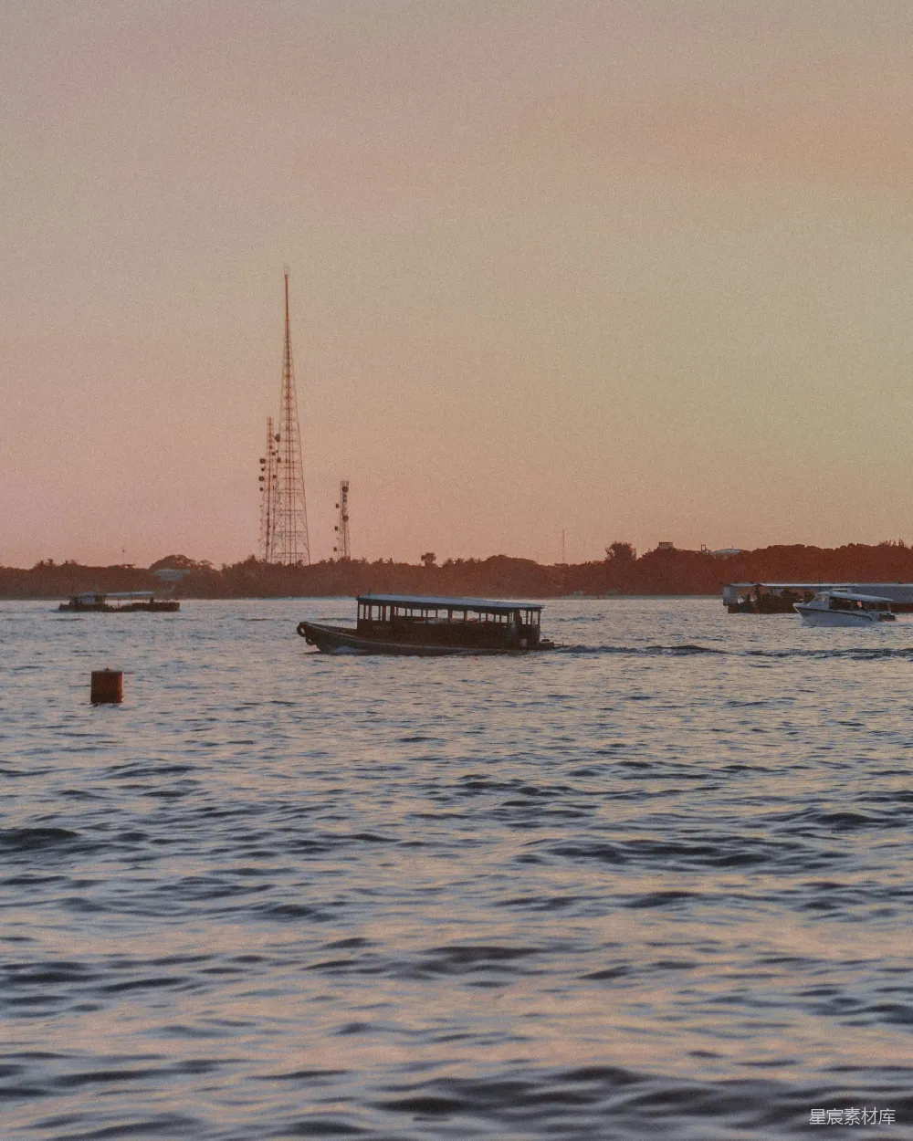高清摄影 河流 夕阳 船只 宁静 自然 夕阳下的河流与船只