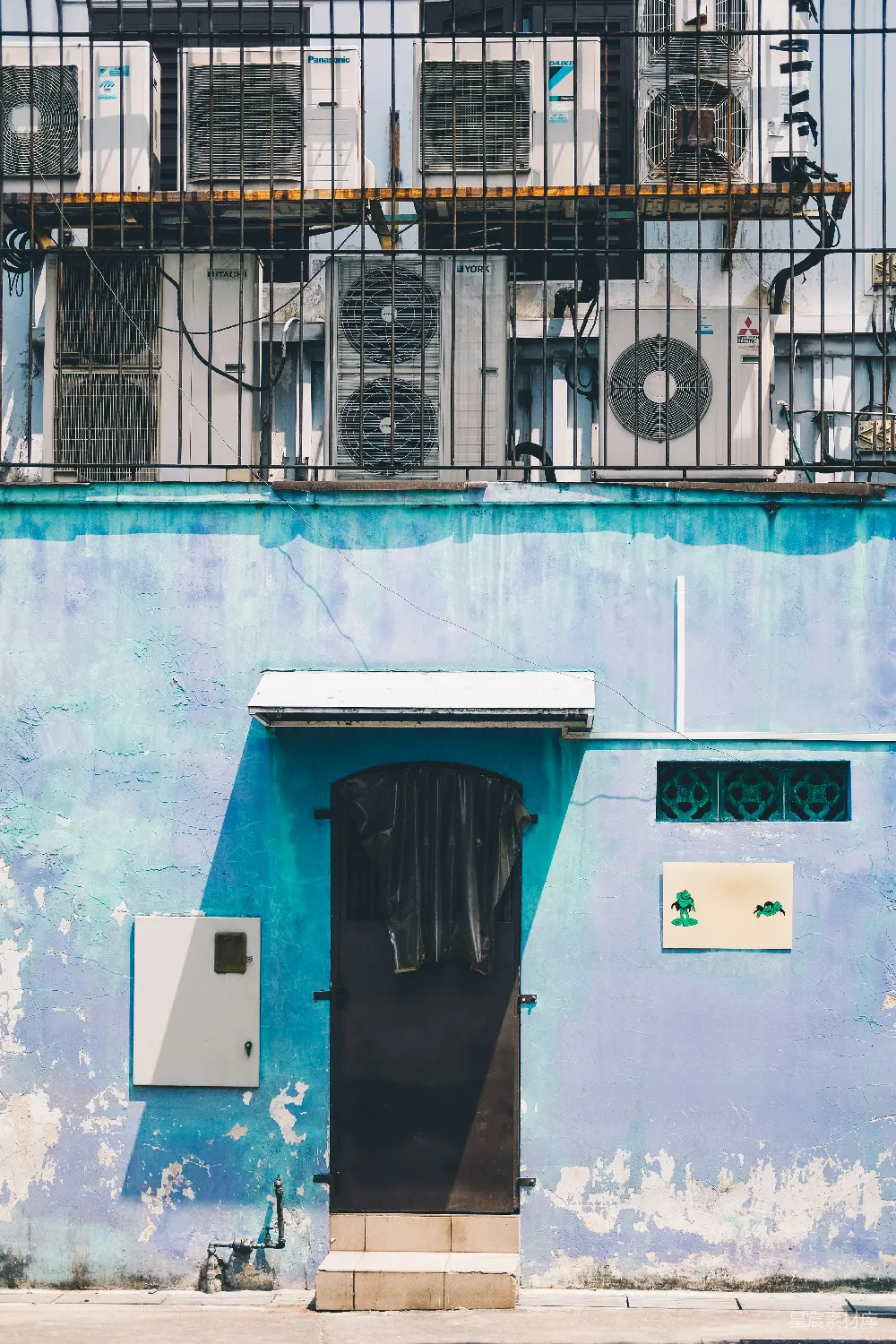 高清摄影 城市景观 工业风格 建筑美学 都市生活 被空调包围的蓝色建筑