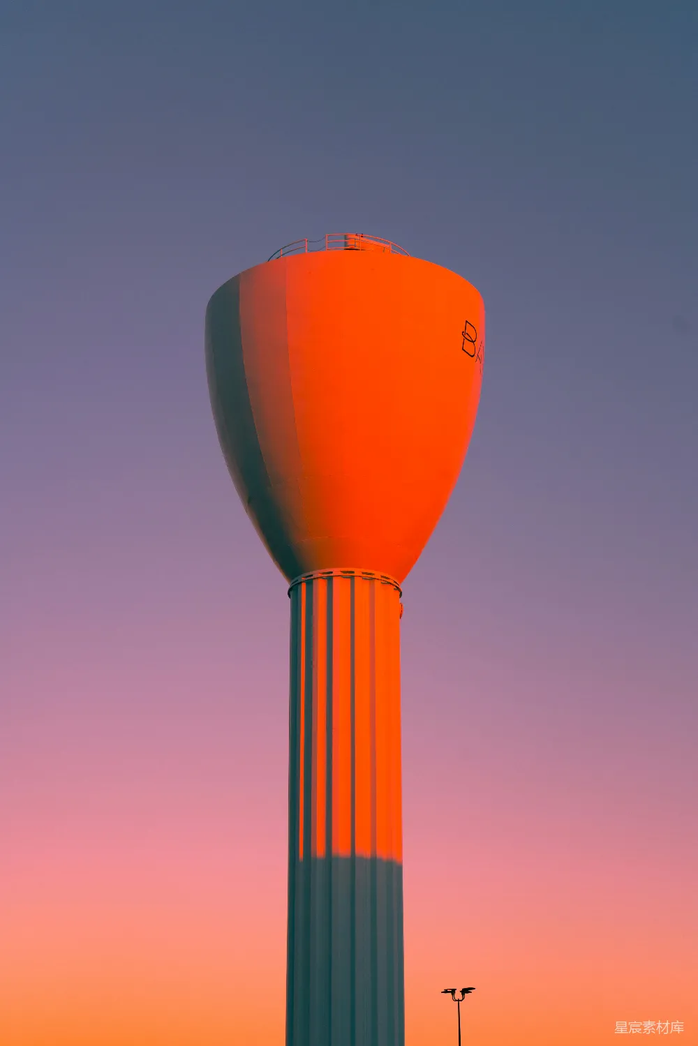 高清摄影 水塔 夕阳 现代建筑 城市景观 工业 夕阳下的橙色水塔