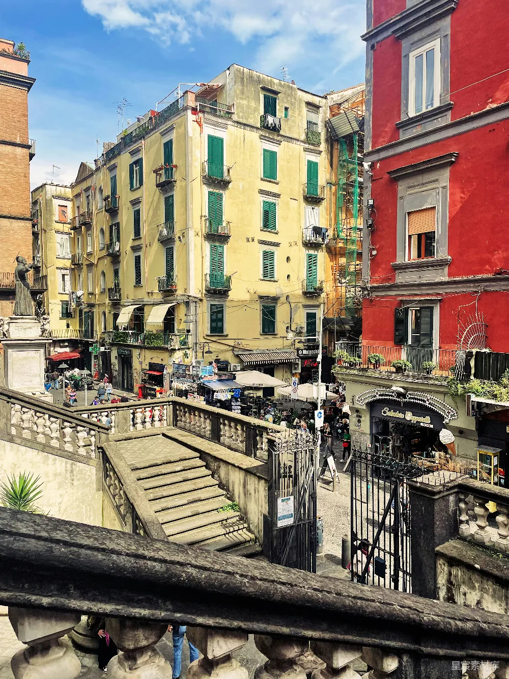 高清摄影 意大利 街景 建筑 旅游 城市 意大利街景：黄色建筑与红色房屋