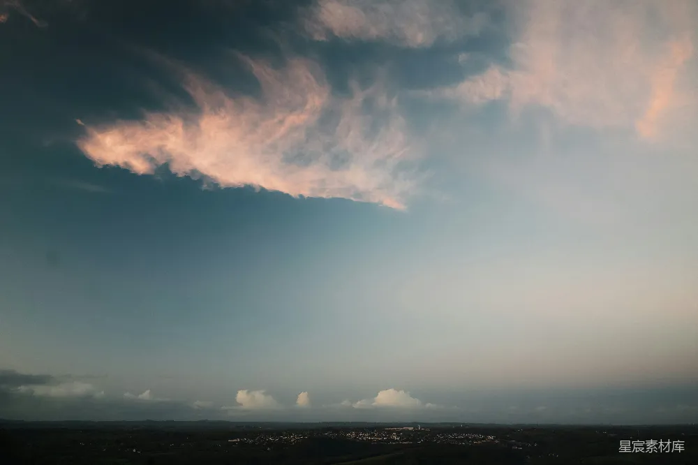 高清摄影 夕阳 天空 云彩 自然风光 宁静 夕阳下的天空与云彩