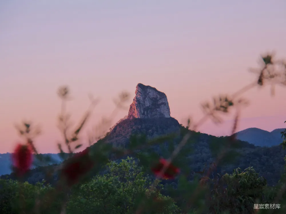 高清摄影 山峰 日出 自然 宁静 风景 晨曦中的山峰